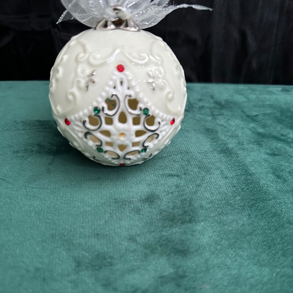 Holiday, 2003 Ceramic Christmas ball with bow - Picture 3 of 5